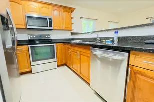 318 NE 166th St, Miami, FL 33162 - Photo 14