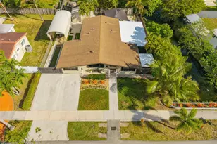 2485 NE 214th St, Miami, FL 33180 - Photo 2
