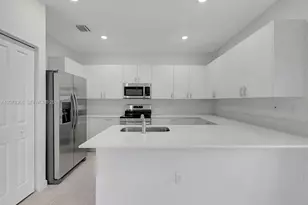 2574 SE 29th St, Homestead, FL 33035 - Photo 10