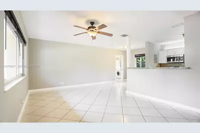 903 NE 2nd St, Hallandale Beach, FL 33009 - Photo 16