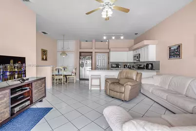 9053 NW 146th Ter, Miami Lakes, FL 33018 - Photo 14