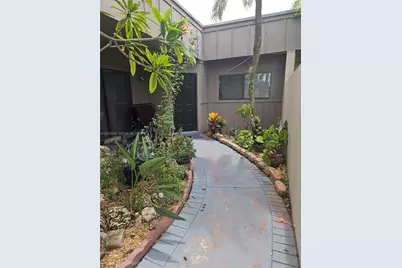 10634 SW 75th Ln, Miami, FL 33173 - Photo 2
