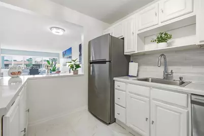 140 Lakeview Dr #203, Weston, FL 33326 - Photo 8
