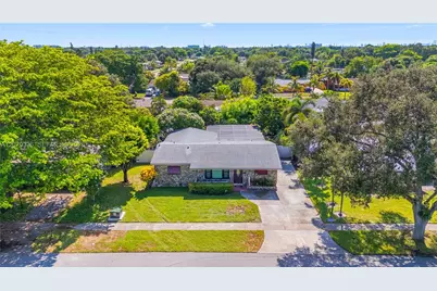 311 SW 70th Ter, Pembroke Pines, FL 33023 - Photo 2