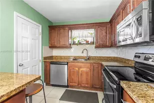 311 SW 70th Terrace, Pembroke Pines, FL 33023 - Photo 4