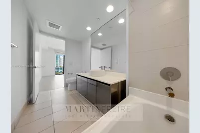 31 SE 6th St #1402, Miami, FL 33131 - Photo 14