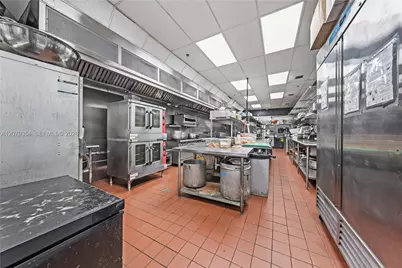 8399 NW 12th St, Doral, FL 33126 - Photo 38