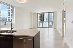 55 SE 6th St, Miami, FL 33131 - Photo 2