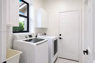 1672 Victoria Pointe Cir, Weston, FL 33327 - Photo 18