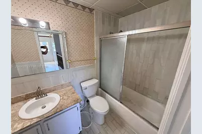 1300 W 53rd St #32, Hialeah, FL 33012 - Photo 6