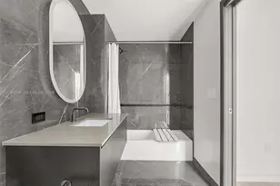 20 NE 11th St, Miami, FL 33132 - Photo 24