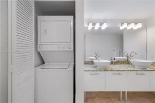 41 SE 5th St, Miami, FL 33131 - Photo 8
