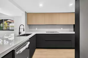 10046 NW 41st St, Doral, FL 33178 - Photo 2