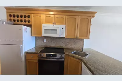 2899 Collins Ave #1005, Miami Beach, FL 33140 - Photo 18