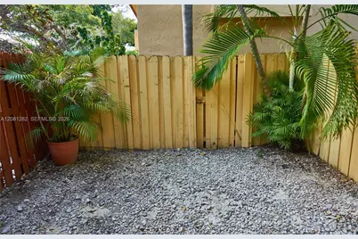 10042 SW 77th Ct, Miami, FL 33156 - Photo 8