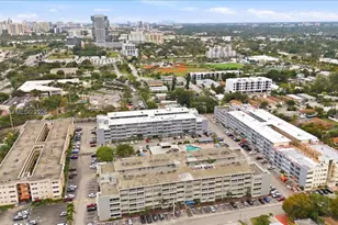 330 SE 2nd St, Hallandale Beach, FL 33009 - Photo 4