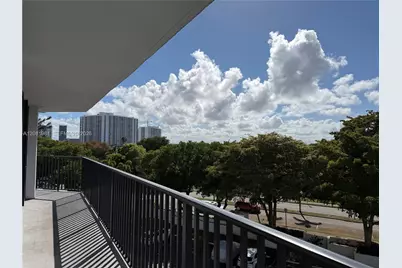 1000 Parkview Dr #531, Hallandale Beach, FL 33009 - Photo 4