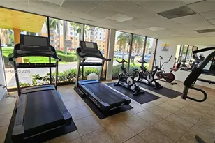 9320 Fontainebleau Blvd, Miami, FL 33172 - Photo 14