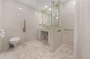 1077 NW 170th Ave, Pembroke Pines, FL 33028 - Photo 16