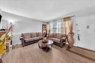 13250 SW 7th Ct, Pembroke Pines, FL 33027 - Photo 4