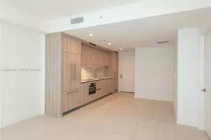 77 SE 5th St, Miami, FL 33131 - Photo 10