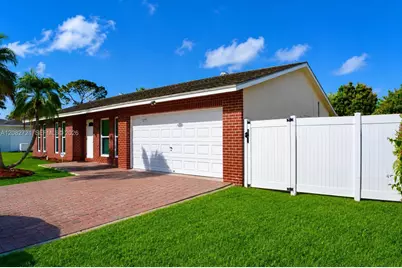 177 Dove Cir, Royal Palm Beach, FL 33411 - Photo 2