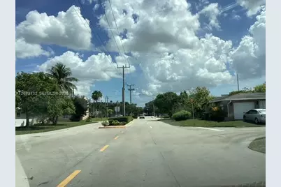 4915 NW 47th Ter, Tamarac, FL 33319 - Photo 2