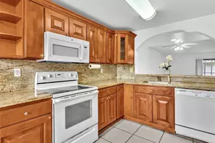 10110 NW 41st St, Doral, FL 33178 - Photo 14