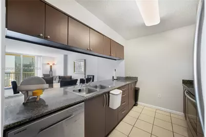 1200 Brickell Bay Dr #4121, Miami, FL 33131 - Photo 6