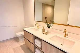 77 SE 5th St, Miami, FL 33131 - Photo 10