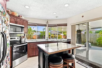 18209 NW 61st Ct, Hialeah, FL 33015 - Photo 8