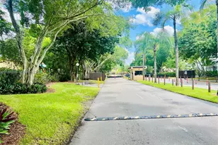 332 Briarwood Cir, Hollywood, FL 33024 - Photo 18