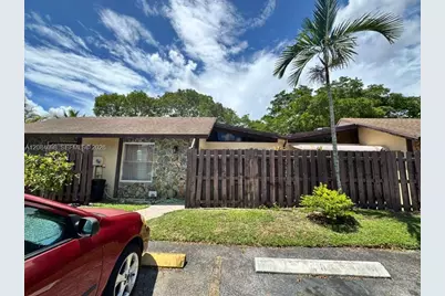 332 Briarwood Cir #2-19, Hollywood, FL 33024 - Photo 4