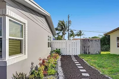 1121 NE 23rd St, Pompano Beach, FL 33064 - Photo 2