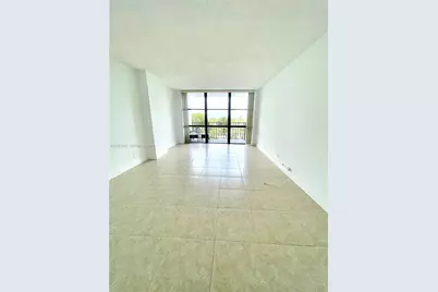 1000 Parkview Dr #527, Hallandale Beach, FL 33009 - Photo 2