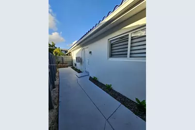 1113 NE 8th St #Efficiency, Hallandale Beach, FL 33009 - Photo 2