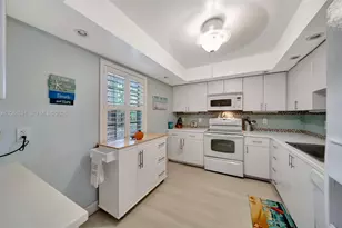 3980 Oaks Clubhouse Dr, Pompano Beach, FL 33069 - Photo 6