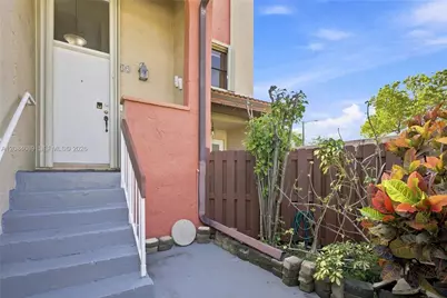 9905 NW 9th St Cir #12-21, Miami, FL 33172 - Photo 2