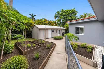 918 NE 4th St, Hallandale Beach, FL 33009 - Photo 22