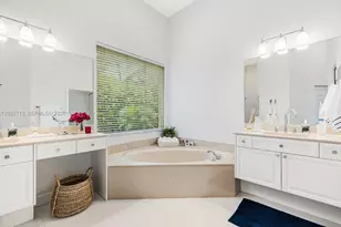 1604 Victoria Pointe Ln, Weston, FL 33327 - Photo 24