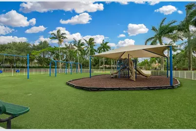 1604 Victoria Pointe Ln, Weston, FL 33327 - Photo 40