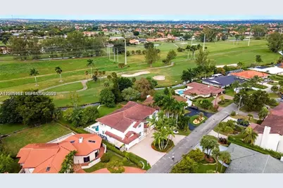 19420 W Saint Andrews Dr, Hialeah, FL 33015 - Photo 10