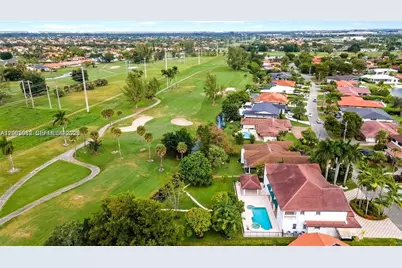 19420 W Saint Andrews Dr, Hialeah, FL 33015 - Photo 8