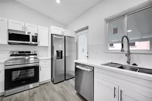 1018 NE 7th St, Hallandale Beach, FL 33009 - Photo 10