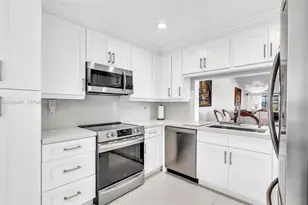 359 Fairway Cir, Weston, FL 33326 - Photo 8