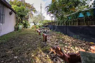 4070 NW 6th St, Miami, FL 33126 - Photo 38