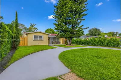 304 SW 68th Ave, Pembroke Pines, FL 33023 - Photo 1