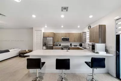 15809 NW 91st Ct, Miami Lakes, FL 33018 - Photo 2