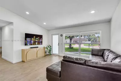 8531 NW 8th St, Pembroke Pines, FL 33024 - Photo 14
