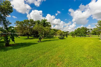 20430 SW 53rd Pl, Pembroke Pines, FL 33332 - Photo 8